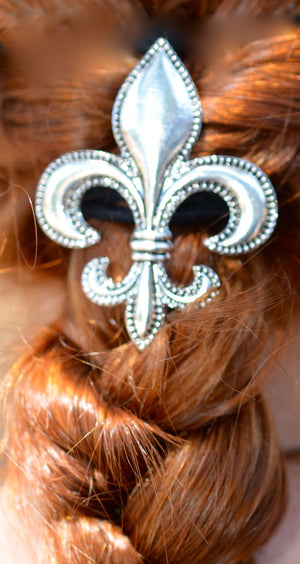 Close-up of Fleur-de-lis Hair Hook – Silver Ponytail Holder design detail
