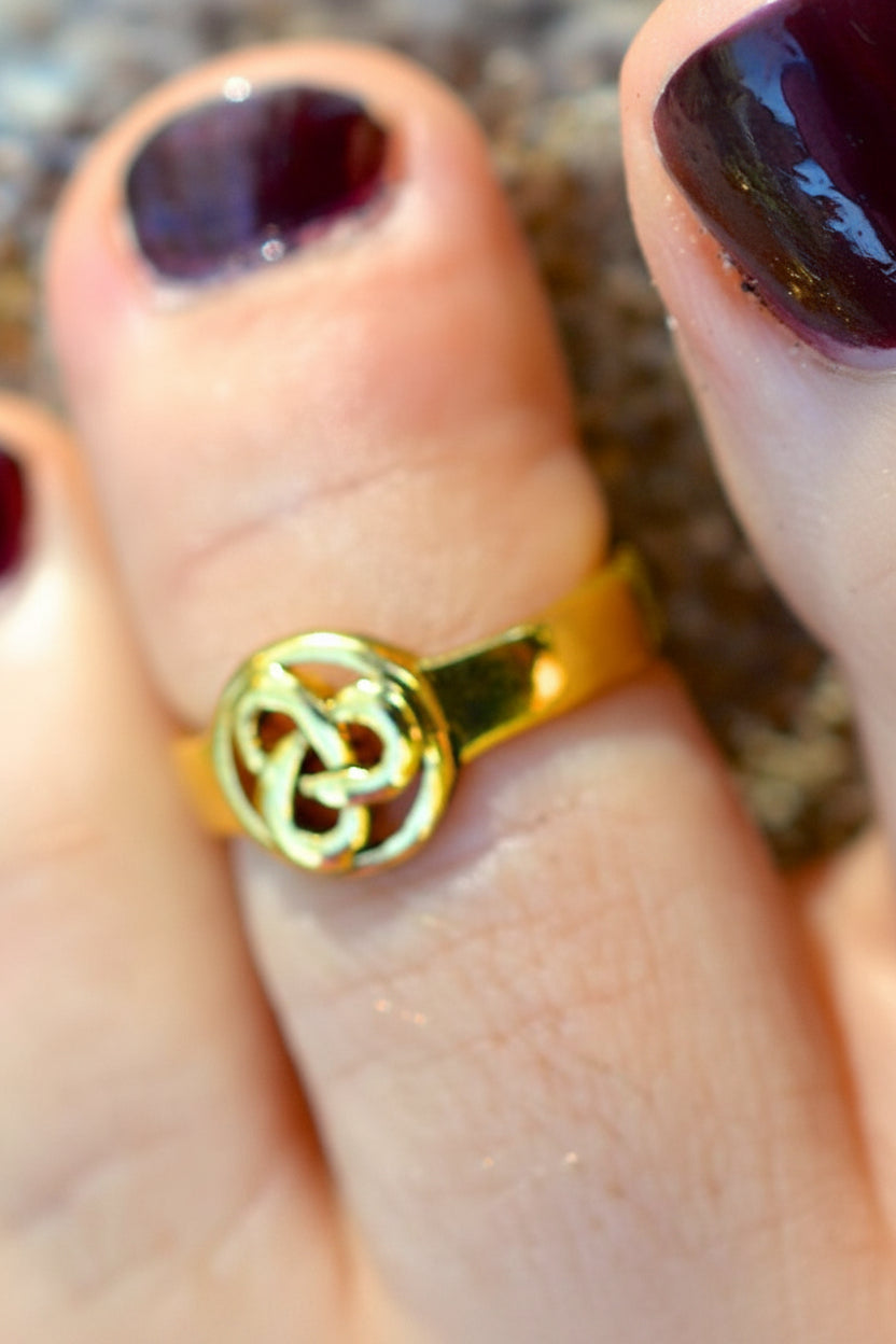 Gold Celtic eternity adjustable toe ring worn on toe