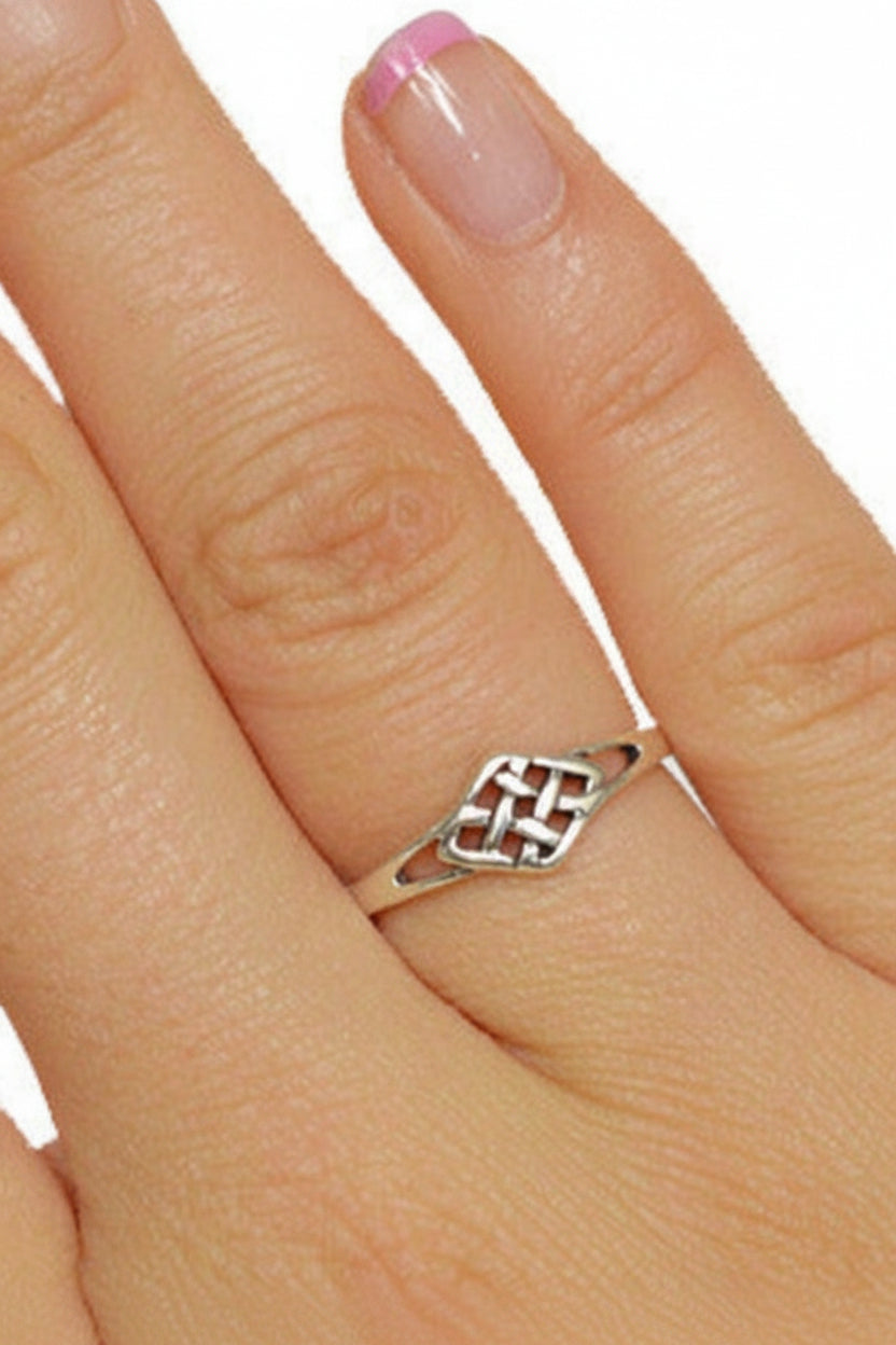 Model wearing sterling silver Celtic bullseye knot ring