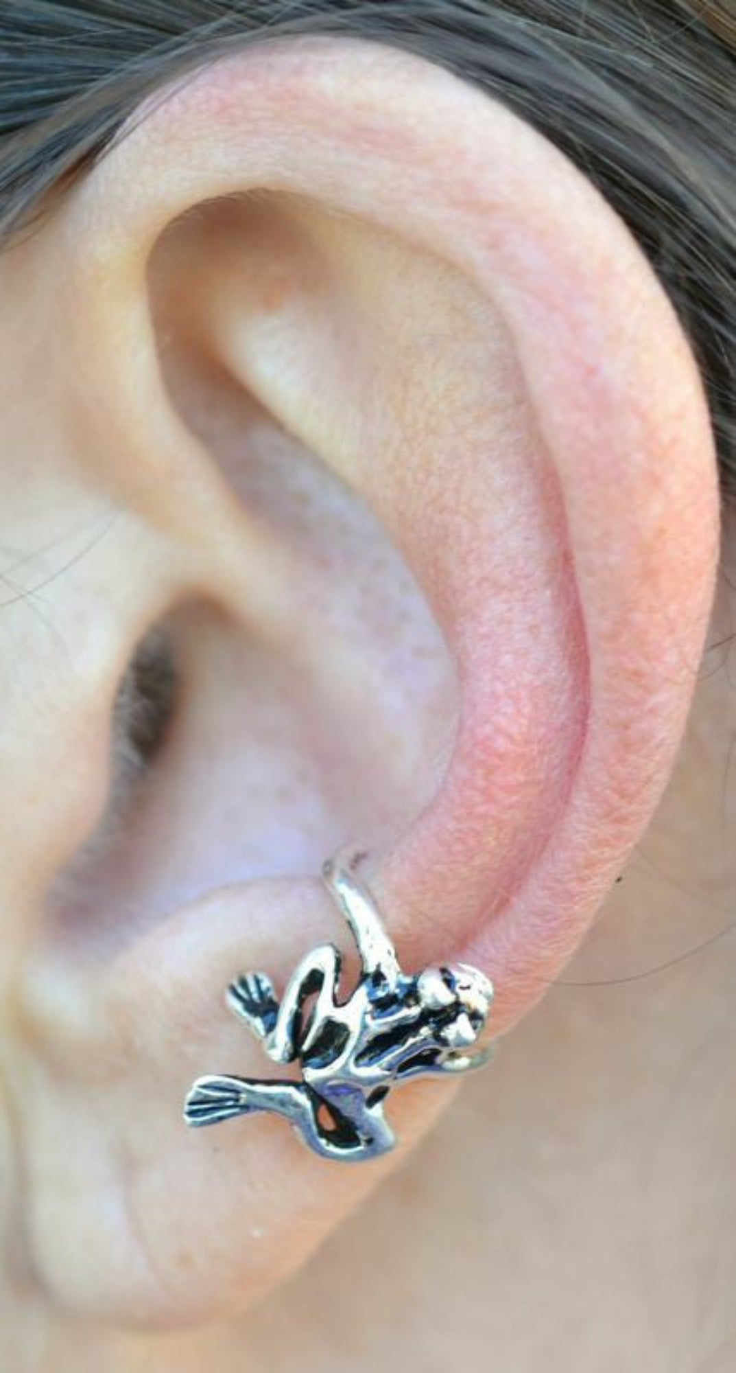 silver frog ear cuff non piercing earring front view